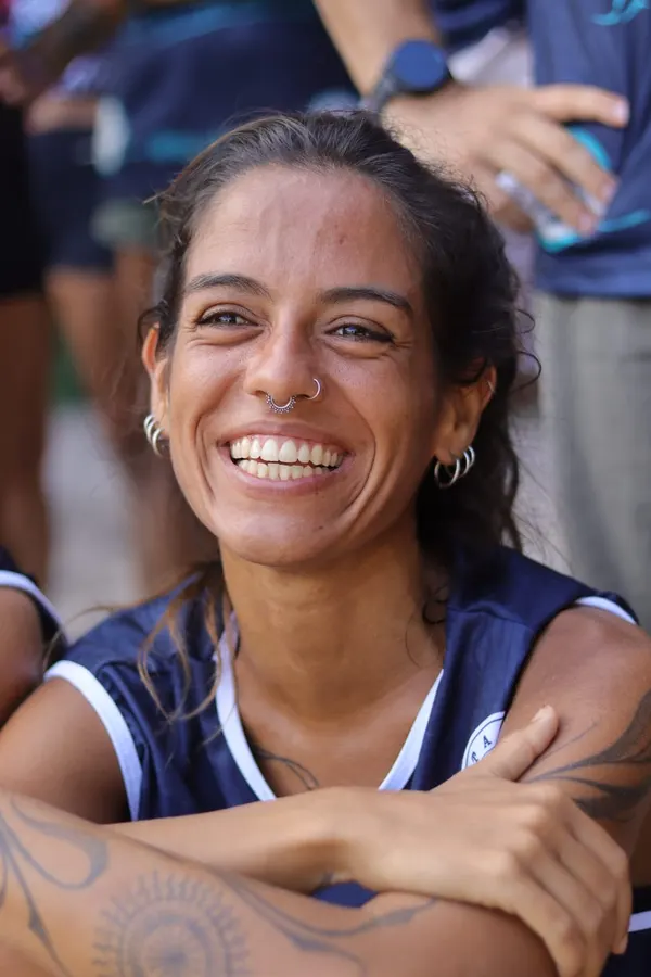 Atleta sorrindo com a camisa do torneio