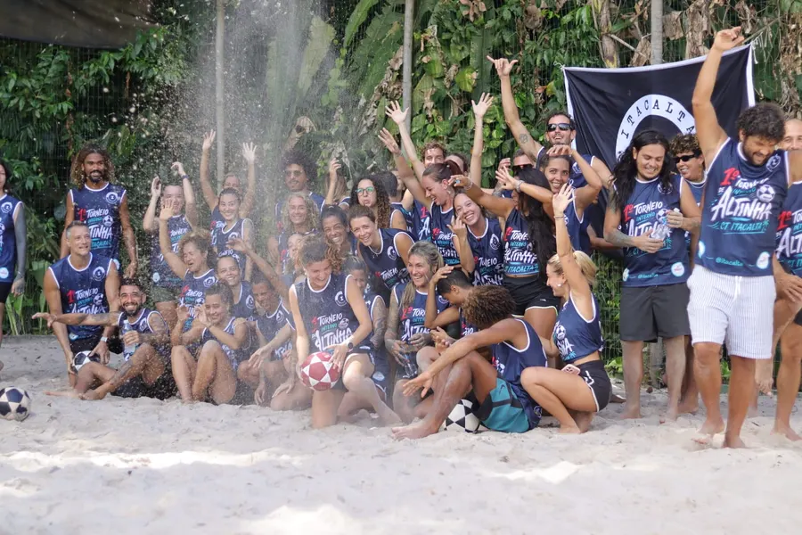 Grupo jogando areia para o alto em comemoração