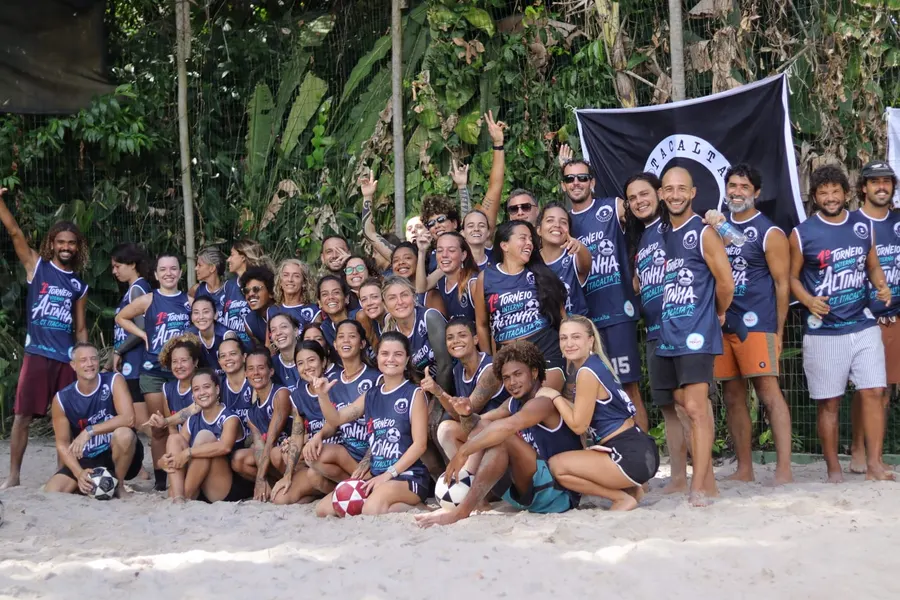 Foto oficial do grupo da 1ª edição com a bandeira