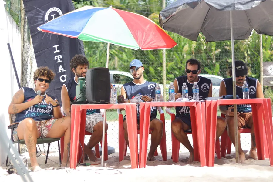 Mesa da narração e arbitragem sob o guarda-sol colorido