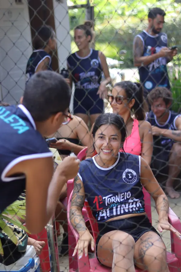 Atleta sentada dando gargalhada entre os jogos