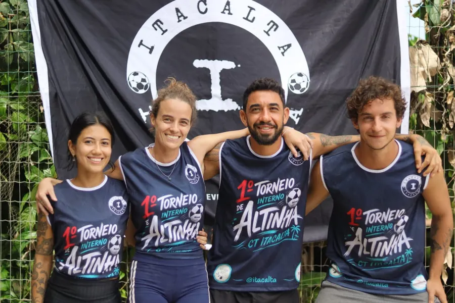 Quarteto sorteado abraçado com as camisas oficiais do torneio